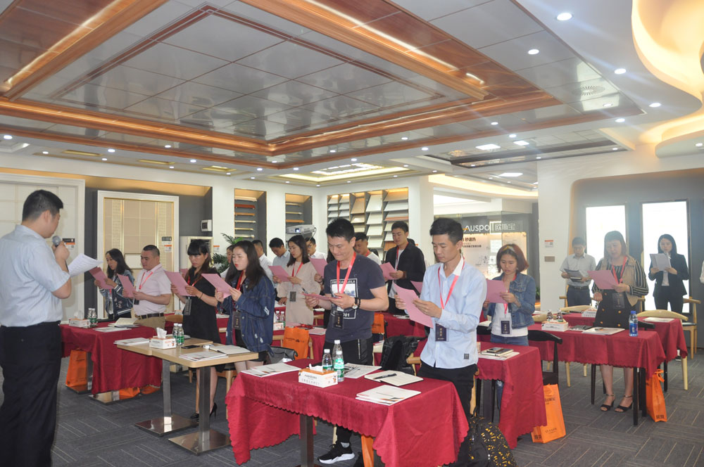 助跑終端，贏在終端，為全面提升歐斯寶終端銷售導(dǎo)購人員各方面銷售能力，促進(jìn)終端業(yè)績增長，實現(xiàn)盈利共贏，2018年歐斯寶商學(xué)院第一期精英培訓(xùn)班于2018年3月28日，在歐斯寶美學(xué)館正式開課；