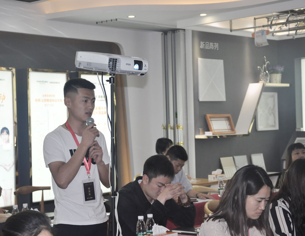 助跑終端，贏在終端，為全面提升歐斯寶終端銷售導(dǎo)購人員各方面銷售能力，促進(jìn)終端業(yè)績增長，實現(xiàn)盈利共贏，2018年歐斯寶商學(xué)院第一期精英培訓(xùn)班于2018年3月28日，在歐斯寶美學(xué)館正式開課；