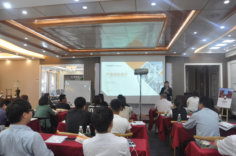 助跑終端，贏在終端，為全面提升歐斯寶終端銷售導(dǎo)購人員各方面銷售能力，促進(jìn)終端業(yè)績增長，實現(xiàn)盈利共贏，2018年歐斯寶商學(xué)院第一期精英培訓(xùn)班于2018年3月28日，在歐斯寶美學(xué)館正式開課；