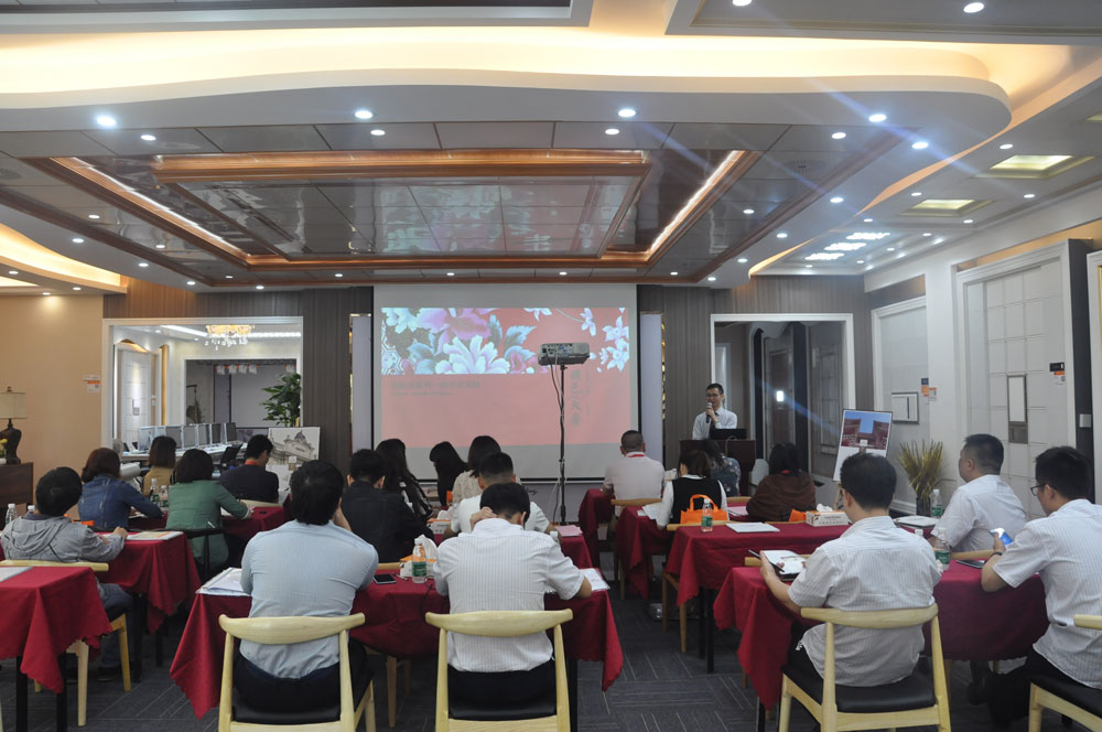 助跑終端，贏在終端，為全面提升歐斯寶終端銷售導(dǎo)購人員各方面銷售能力，促進(jìn)終端業(yè)績增長，實現(xiàn)盈利共贏，2018年歐斯寶商學(xué)院第一期精英培訓(xùn)班于2018年3月28日，在歐斯寶美學(xué)館正式開課；