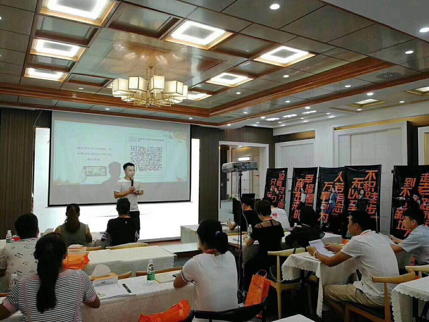 李老師為學(xué)員們講授軟件知識(shí)