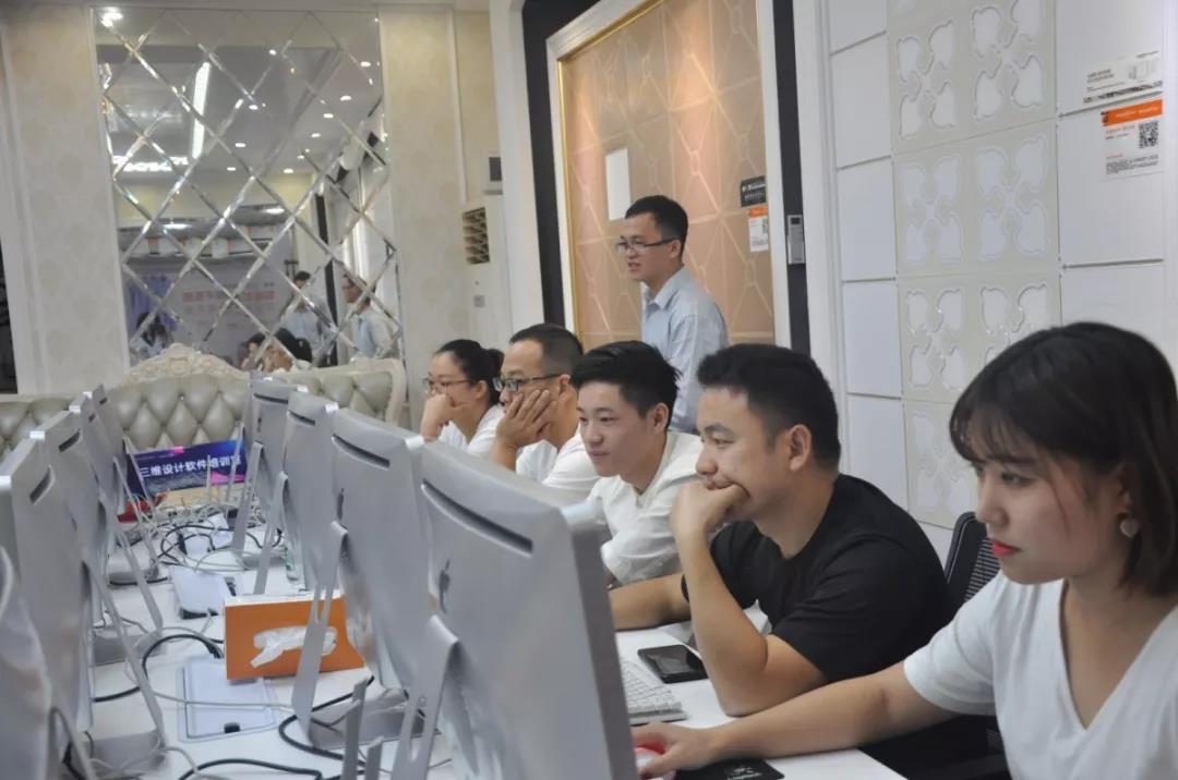 學(xué)員們學(xué)習(xí)三維家軟件