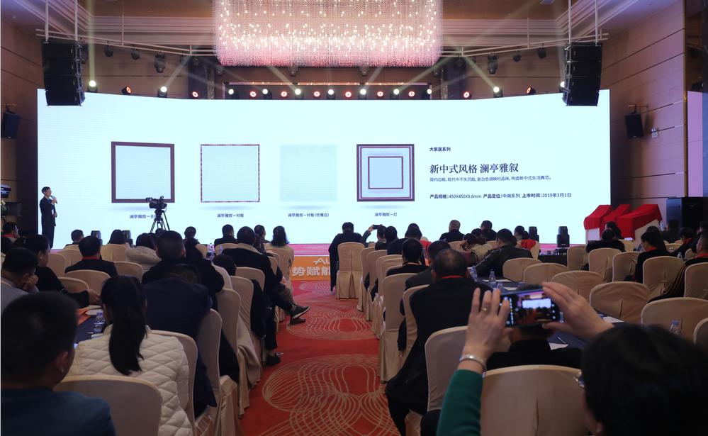 歐斯寶營運中心副總——駱輝東先生為我們帶來“2019歐斯寶扣板產(chǎn)品”新品發(fā)布